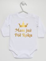 mam już pół roku nadruk złoty body z długim rękawem kolor biały 237 mam już pół roku nadruk złoty body z długim rękawem kolor biały 237