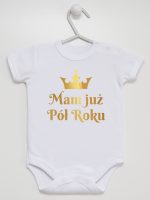 mam już pół roku nadruk złoty body z krótkim rękawem kolor biały 237 mam już pół roku nadruk złoty body z krótkim rękawem kolor biały 237