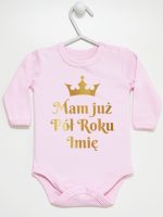 mam już pół roku z imieniem nadruk złoty body z długim rękawem kolor różowy 249