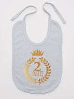 na drugie urodziny z laurami nadruk złoty śliniak niemowlęcy kolor szary 199