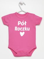 na pół roczku body z krótkim rękawem kolor ciemny rózowy 073