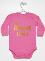 na roczek z imieniem dziecka nadruk złoty body z długim rękawem kolor ciemny różowy 217