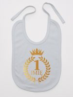 na roczek z laurami i imieniem nadruk złoty śliniak niemowlęcy kolor szary 196