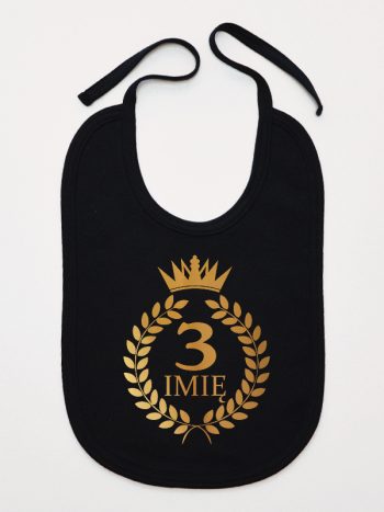 na tzrecie urodziny z laurami nadruk złoty śliniak niemowlęcy kolor czarny 200
