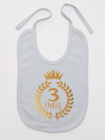 na tzrecie urodziny z laurami nadruk złoty śliniak niemowlęcy kolor szary 200
