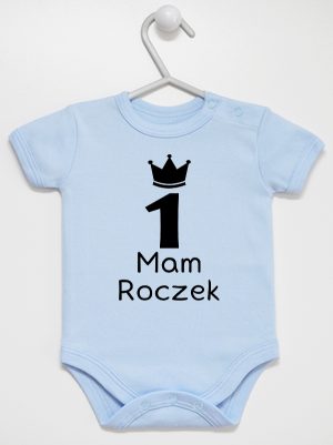 napis mam roczek z jedynką body z krótkim rękawem kolor błękitny 127