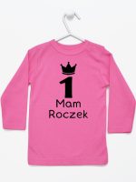 napis mam roczek z jedynką koszulka z długim rękawem kolor ciemny różowy 127