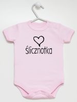 napis ślicznotka body z krótkim rękawem kolor różowy 075