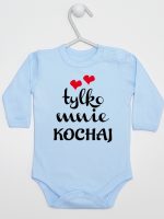 napis tylko mnie kochaj body z długim rękawem kolor błękitny 204