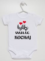 napis tylko mnie kochaj body z krótkim rękawem kolor biały 204