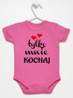 napis tylko mnie kochaj body z krótkim rękawem kolor ciemny rózowy 204