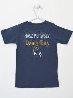 nasz pierwszy dzień taty z imieniem dziecka koszulka z krótkim rękawem kolor granatowy 234 nasz pierwszy dzień taty z imieniem dziecka koszulka z krótkim rękawem kolor granatowy 234