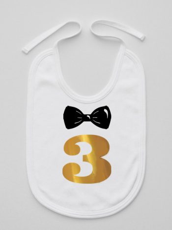 trójka z muszką na trzecie urodziny śliniak niemowlęcy kolor biały 221