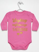 wszystkiego najlepszego tatusiu nadruk złoty z sercami body z długim rękawem kolor ciemny różowy 229 wszystkiego najlepszego tatusiu nadruk złoty z sercami body z długim rękawem kolor ciemny różowy 229