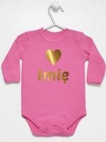 z imieniem dziecka i serduszkiem body z długim rękawem kolor ciemny różowy 028