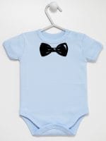 z muszką body z krótkim rękawem kolor błękitny 031
