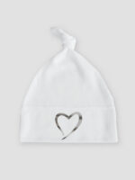 serce nadruk srebrny czapka biala 027