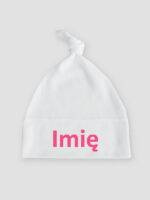 z imieniem dziecka kolor nadruku ciemny różowy czapka biala 007