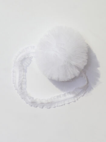 opaska dla dziewczynki na gumokoronce z pomponem tiulowym w kolorze białym ogtp004