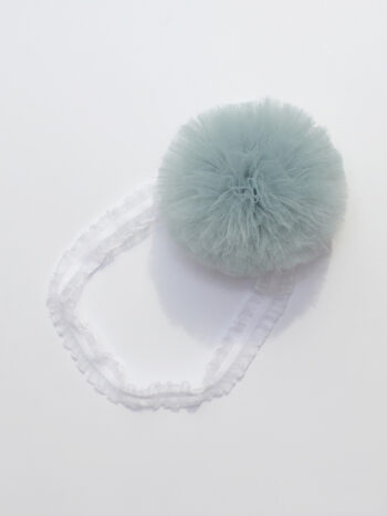 opaska dla dziewczynki na gumokoronce z pomponem tiulowym w kolorze szarym ogtp005