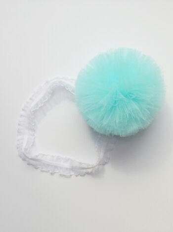 opaska dla dziewczynki na gumokoronce z pomponem tiulowym w kolorze turkusowym ogtp001