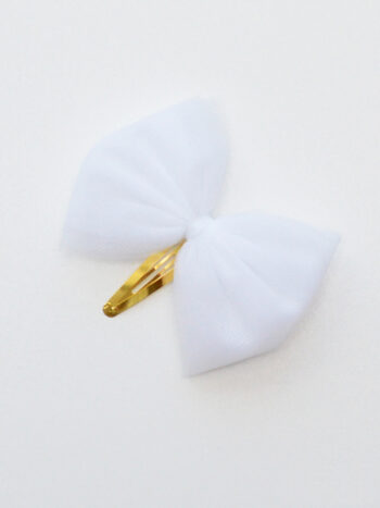 złota spinka do włosów z kokardką z tiulu w kolorze białym osk003