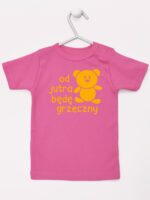 napis od jutra będę grzeczny z misiem koszulka z krótkim rękawem kolor ciemny różowy 265