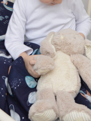 maskotka kroliczek z kocykiem