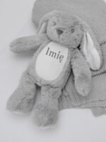 maskotka króliczek szary mały z imieniem dziecka m025c